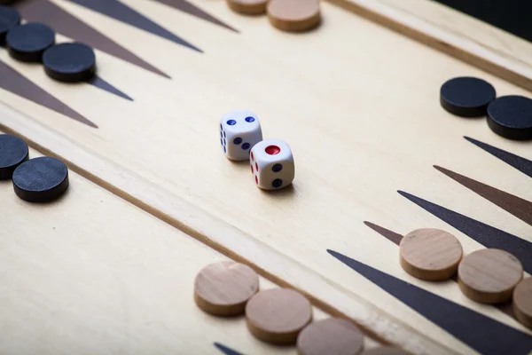 Plateau de backgammon et dés — Photo