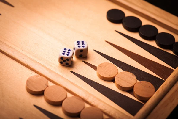 Tavola da backgammon e dadi — Foto Stock