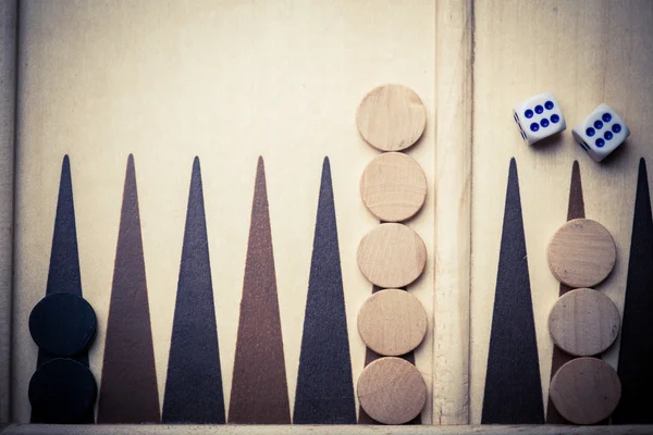 Backgammon bord en dobbelstenen — Stockfoto