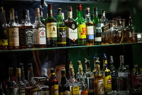 Алкогольные бутылки в баре — стоковое фото