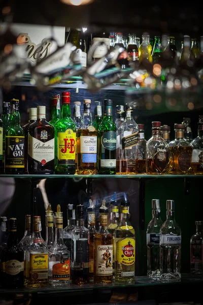 Garrafas de álcool em um bar — Fotografia de Stock