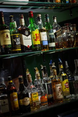bir barda alkol şişeleri