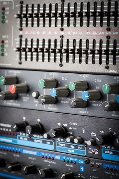 Кнопки в студии звукозаписи — стоковое фото