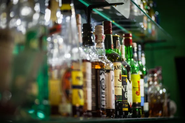 Alcohol flessen in een bar — Stockfoto