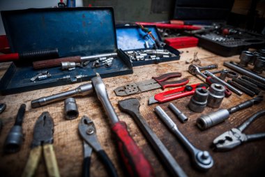 Ahşap tahta üstünde alet