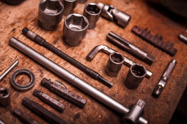 Ahşap tahta üstünde alet