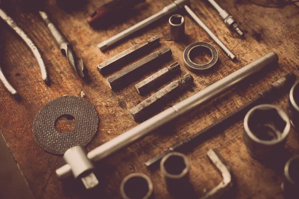 Ahşap tahta üstünde alet