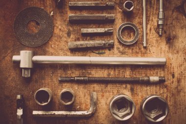 Ahşap tahta üstünde alet