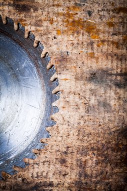 Kesme disk üzerinde ahşap tahta