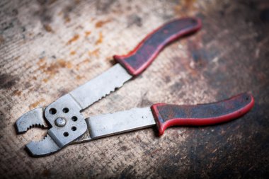 Tel striptizci ahşap tahta üzerinde