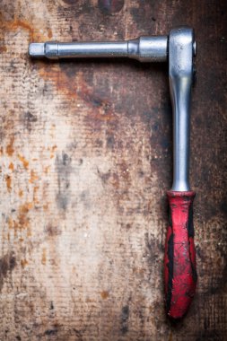 Ahşap tahta üzerinde soket anahtarı