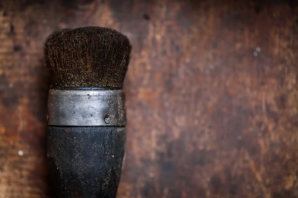 Cepillo sobre tabla de madera — Foto de Stock