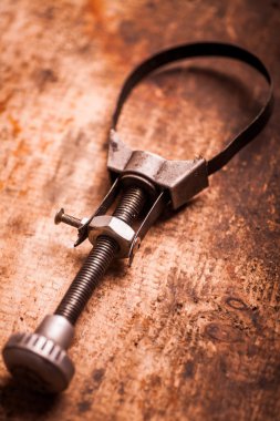 Yağ filtre temizleme aracı ahşap tahta üzerinde