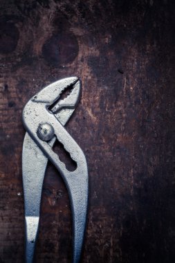 Ahşap tahta üzerinde ayarlanabilir pense