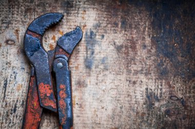 Ahşap tahta üzerinde ayarlanabilir anahtarı