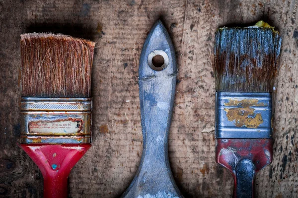 Pincéis de pintura em prancha de madeira — Fotografia de Stock