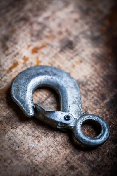 Gancio in metallo su tavola di legno — Foto Stock