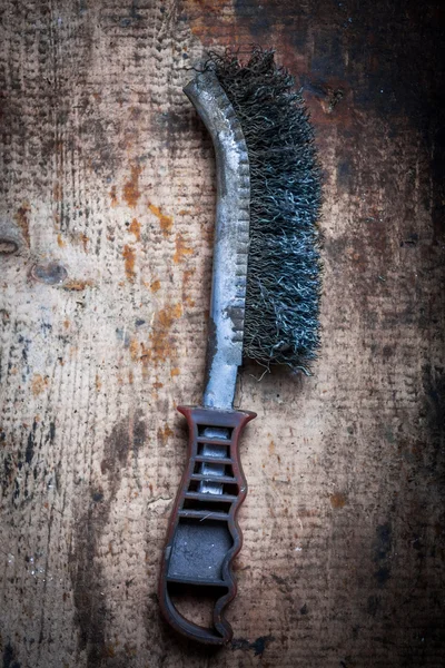 Escova de metal na prancha de madeira — Fotografia de Stock