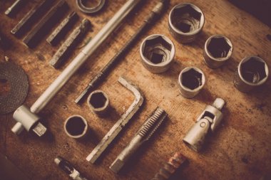 Ahşap tahta üstünde alet