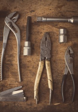 Ahşap tahta üstünde alet