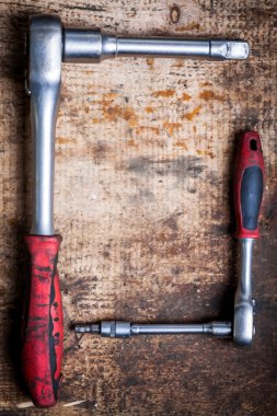 Ahşap tahta üzerinde soket somun anahtarları