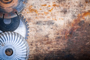 Kesme disk üzerinde ahşap tahta