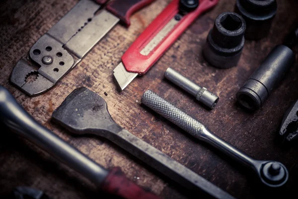 Ahşap tahta üstünde alet