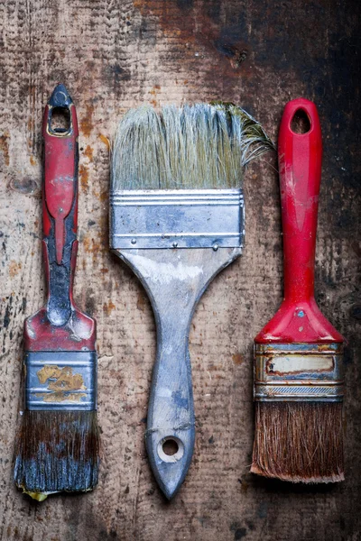 Pincéis de pintura em prancha de madeira — Fotografia de Stock