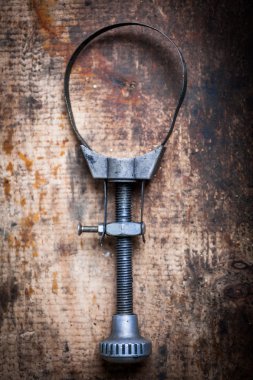 Yağ filtre temizleme aracı ahşap tahta üzerinde