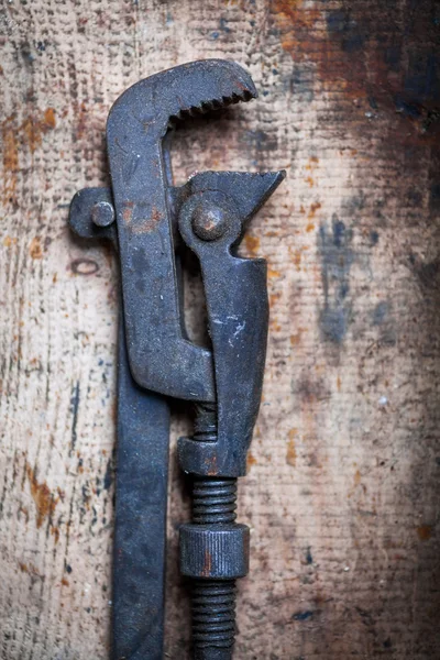 Nastavitelný klíč na dřevěné prkno — Stock fotografie