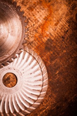 Kesme disk üzerinde ahşap tahta