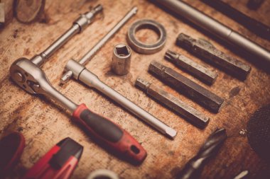 Ahşap tahta üstünde alet