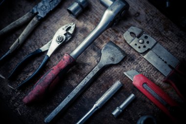 Ahşap tahta üstünde alet