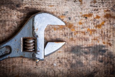 Ahşap tahta üzerinde ayarlanabilir anahtarı