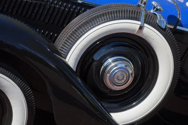 Vintage car spare tire — Stock Photo, Image