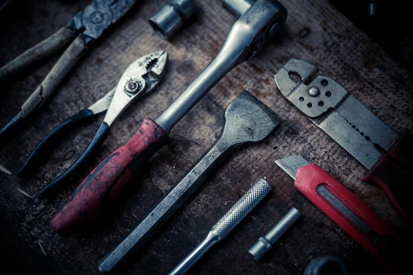 Ahşap tahta üstünde alet