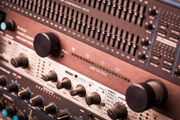 Кнопки в студии звукозаписи — стоковое фото