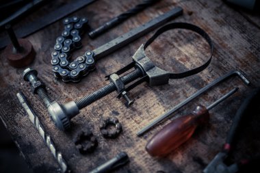 Ahşap tahta üstünde alet