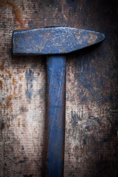 Hammer on wooden plank — Stock Photo, Image