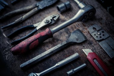 Ahşap tahta üstünde alet