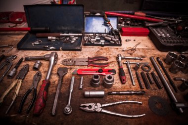 Ahşap tahta üstünde alet