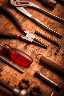 Ahşap tahta üstünde alet