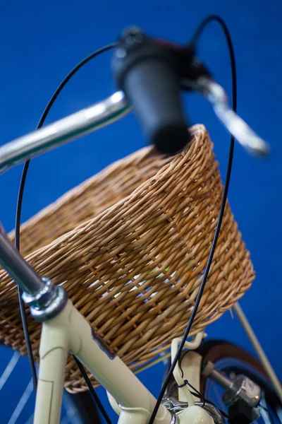Rower z koszem — Zdjęcie stockowe