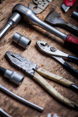 Ahşap tahta üstünde alet