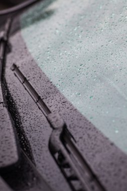 Araba silecekler ön cam üzerinde