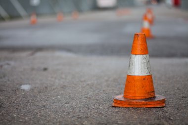 Turuncu trafik koni