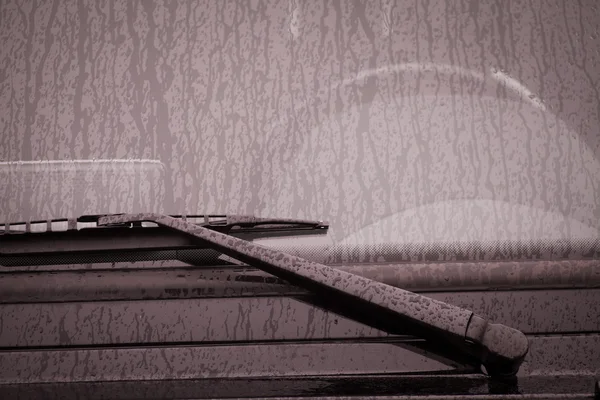 Υαλοκαθαριστήρες αυτοκινήτων στον ανεμοφράκτη — Φωτογραφία Αρχείου