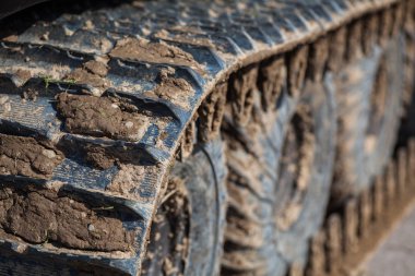 Çamurlu caterpillar parça