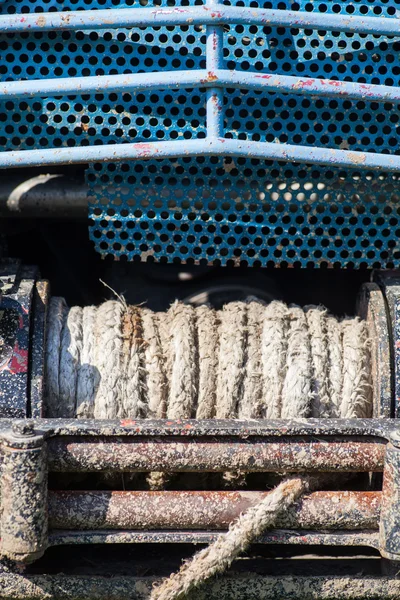 Schmutzige Seilwinde am Auto — Stockfoto