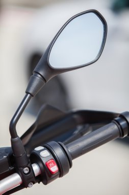 Düğmeleri ve ayna üstünde motosiklet